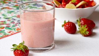 Йогуртовый коктейль с клубникой и бананами