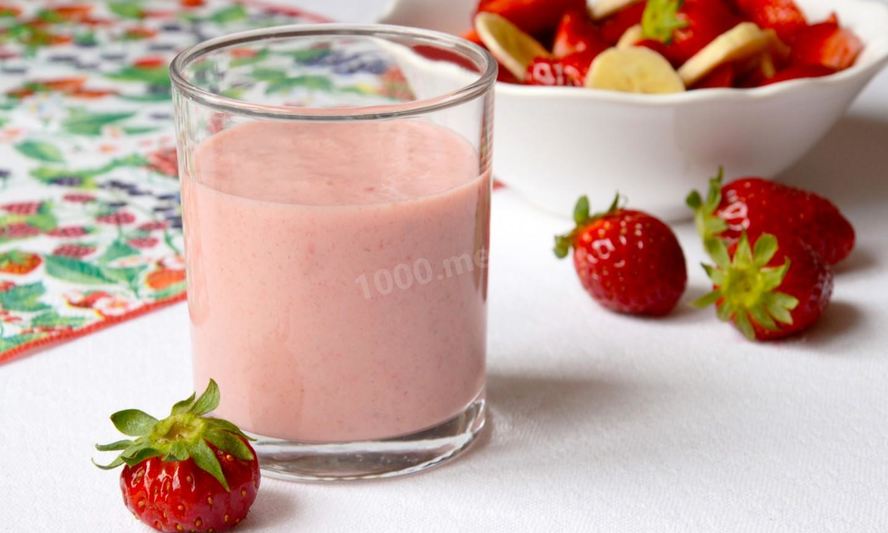 Рецепт йогуртовый коктейль с клубникой и бананами