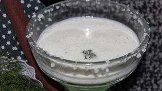 Кефирный напиток с огурцом, укропом и чесноком