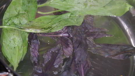 клубнично-малиновый напиток с базиликом