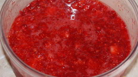 клубнично-малиновый напиток с базиликом