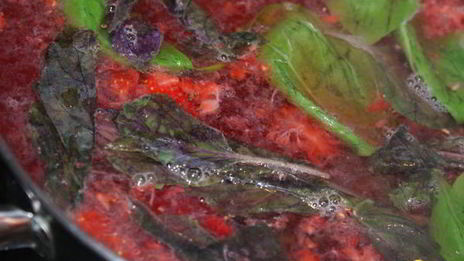 клубнично-малиновый напиток с базиликом