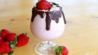 Клубничный коктейль в шоколаде