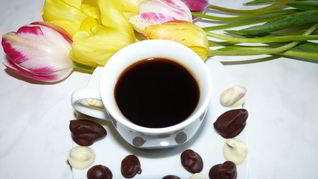 Кофе с миндалем и кофейные зернышки в шоколаде