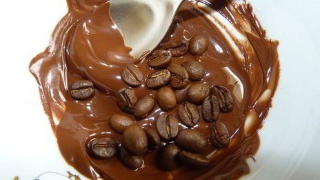 кофе с миндалем и кофейные зернышки в шоколаде