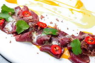 Строганина из северного оленя с соусом из манго