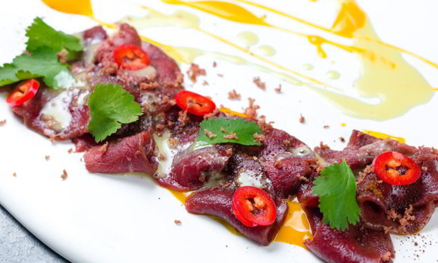 Рецепт строганина из северного оленя с соусом из манго