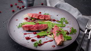 Вырезка теленка с зеленым горошком, кофейно-брусничным соусом и пюре из яблок и сельдерея