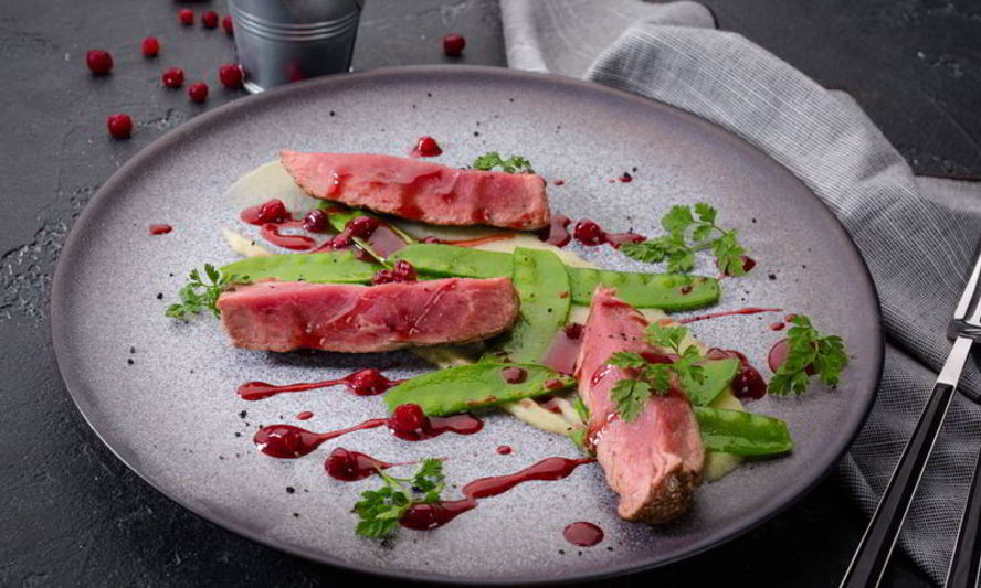 Рецепт вырезка теленка с зеленым горошком, кофейно-брусничным соусом и пюре из яблок и сельдерея