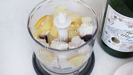 коктейль из шампанского с мороженым и ананасом
