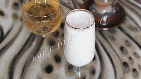 коктейль из шампанского с мороженым и ананасом