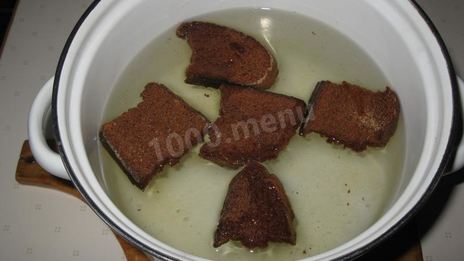 домашний простой окрошечный квас с изюмом