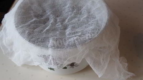 домашний простой окрошечный квас с изюмом