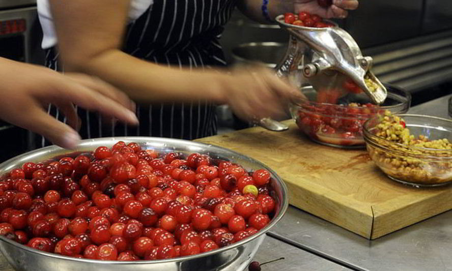Рецепт деликатесный вишневый ликер