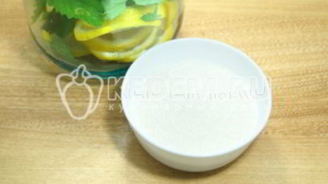 домашний лимонад с лимоном и мятой