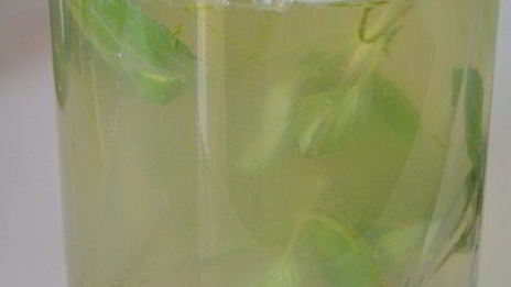 лимонад с базиликом и душистым перцем