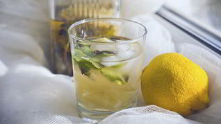 Лимонад с мятой, лимоном и тимьяном