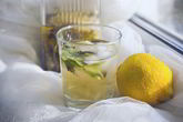 Лимонад с мятой, лимоном и тимьяном