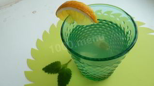 Напиток лимонад из мяты и лимона