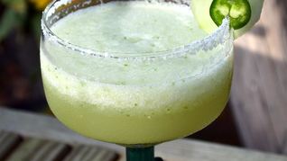 Мексиканский коктейль Маргарита с перцем и огурцом