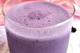 Молочный коктейль с черникой