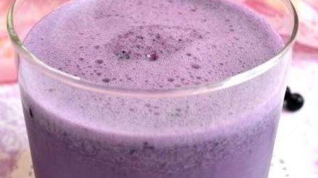 молочный коктейль с черникой