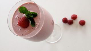 Молочный коктейль с малиной