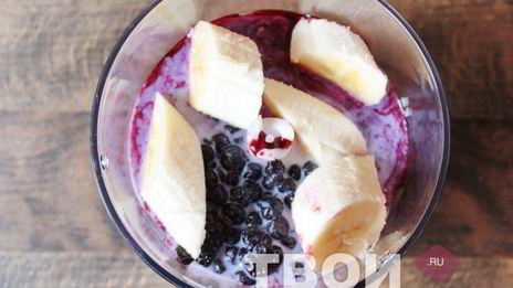 молочный коктейль в блендере