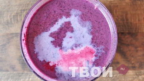 молочный коктейль в блендере