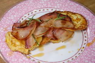 Оладушки из поленты с обжаренным салом и кленовым сиропом