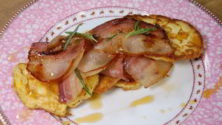 Оладушки из поленты с обжаренным салом и кленовым сиропом