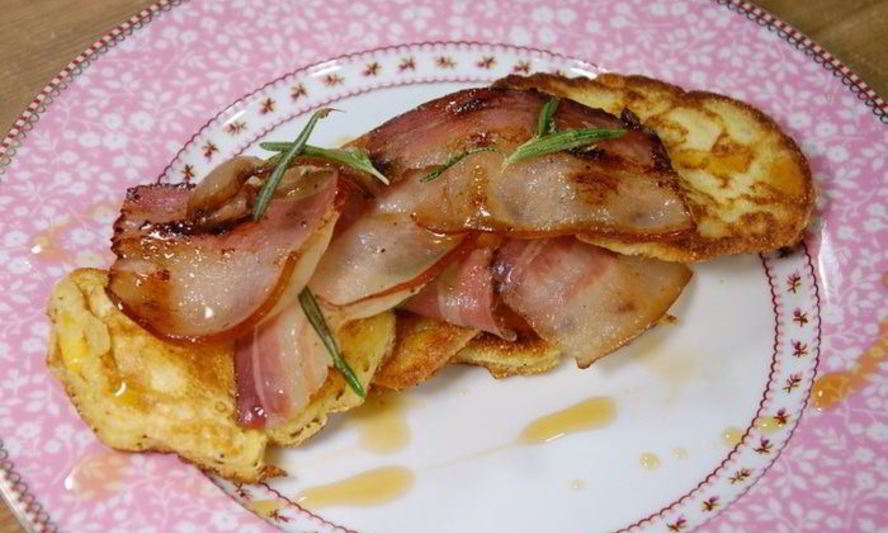 Рецепт оладушки из поленты с обжаренным салом и кленовым сиропом