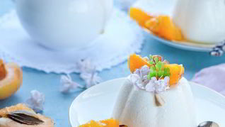 Сливочная панна котта с абрикосами в легком сиропе с миндалем