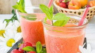Клубнично-абрикосовый смузи на ряженке