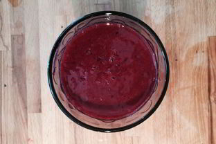 Смузи из черной смородины, банана и нектарина