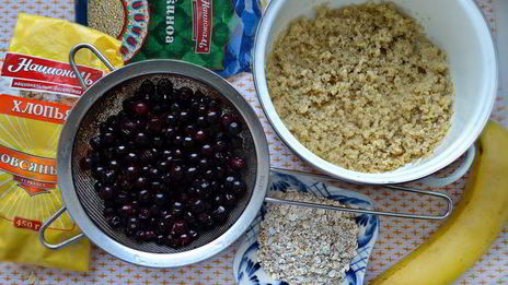 смузи из черной смородины, овсяных хлопьев и киноа