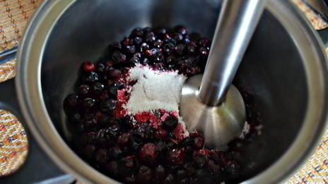 смузи из черной смородины, овсяных хлопьев и киноа