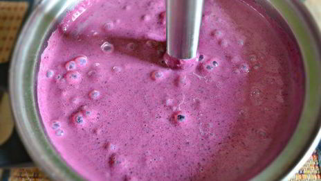 смузи из черной смородины, овсяных хлопьев и киноа