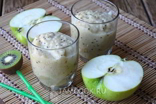 Смузи из киви, банана и яблока