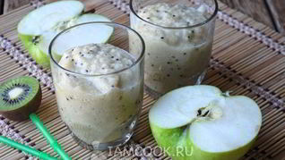 Смузи из киви, банана и яблока