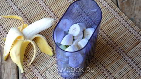 смузи из киви, банана и яблока