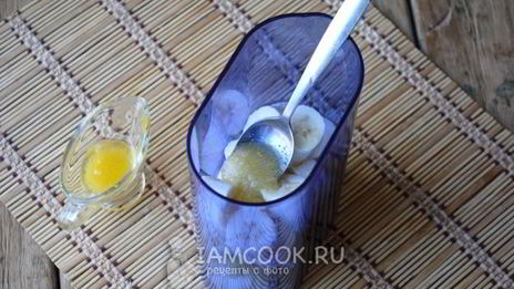 смузи из киви, банана и яблока