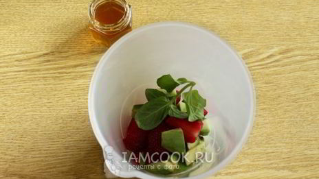 смузи с авокадо и клубникой