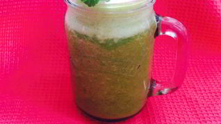 Смузи с дыней, манго, щавелем и базиликом