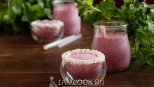 Смузи с кокосовым молоком и черной смородиной