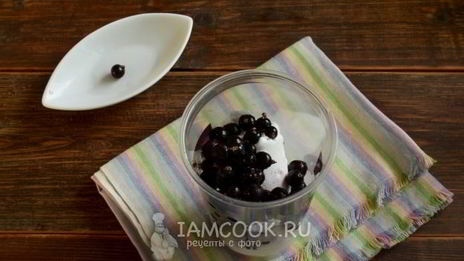 смузи с кокосовым молоком и черной смородиной