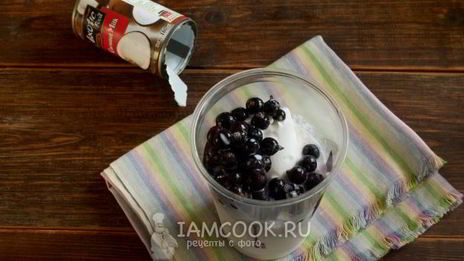 смузи с кокосовым молоком и черной смородиной