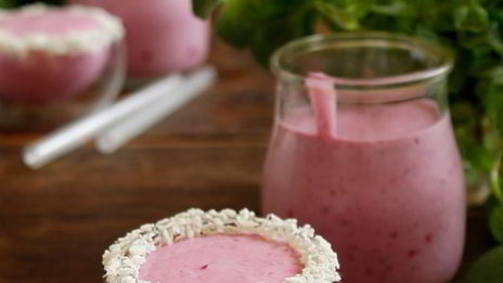 смузи с кокосовым молоком и черной смородиной