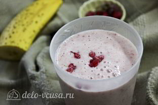 Смузи с малиной и бананом