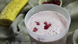 Смузи с малиной и бананом